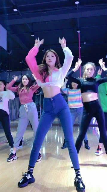 小孩的舞蹈简单网红版