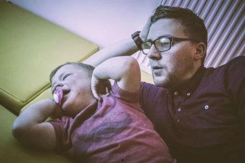 明星家的自闭症孩子,自闭症孩子的成长故事