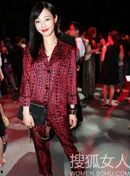 明星白色睡衣套装图片,白色睡衣套装的优雅演绎